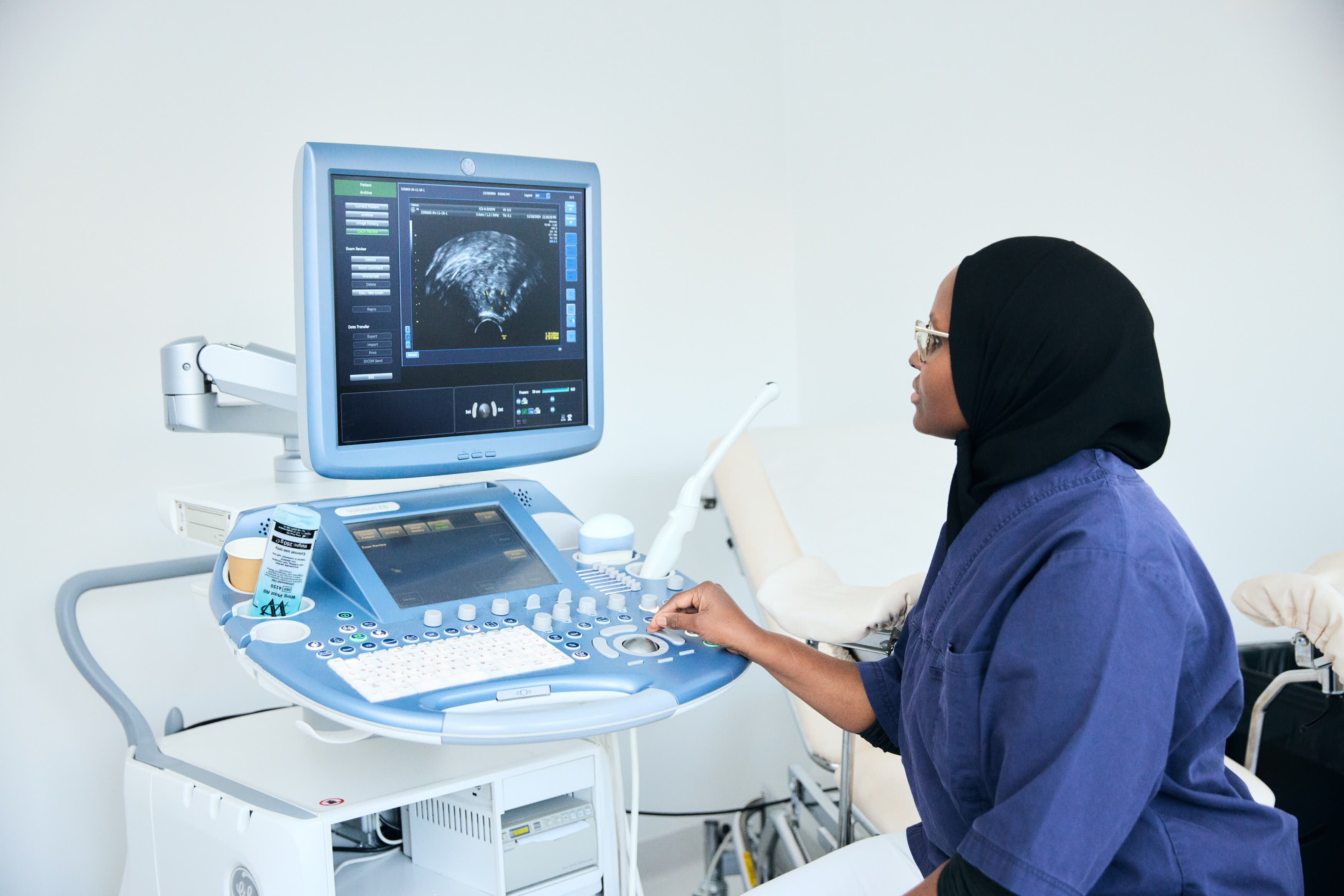 Dr. Jihan Jama, En specialist gynekolog på Urogyn
